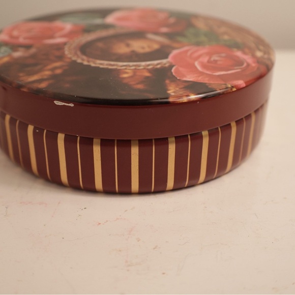 Vintage Floral Decorative Tin - Picture 2 of 8